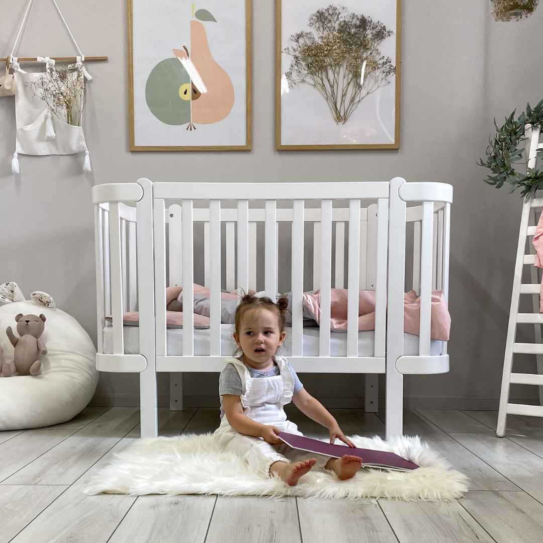 Sada. Dětská postýlka Zukko 120x60 s kvalitní matrací. Bílá